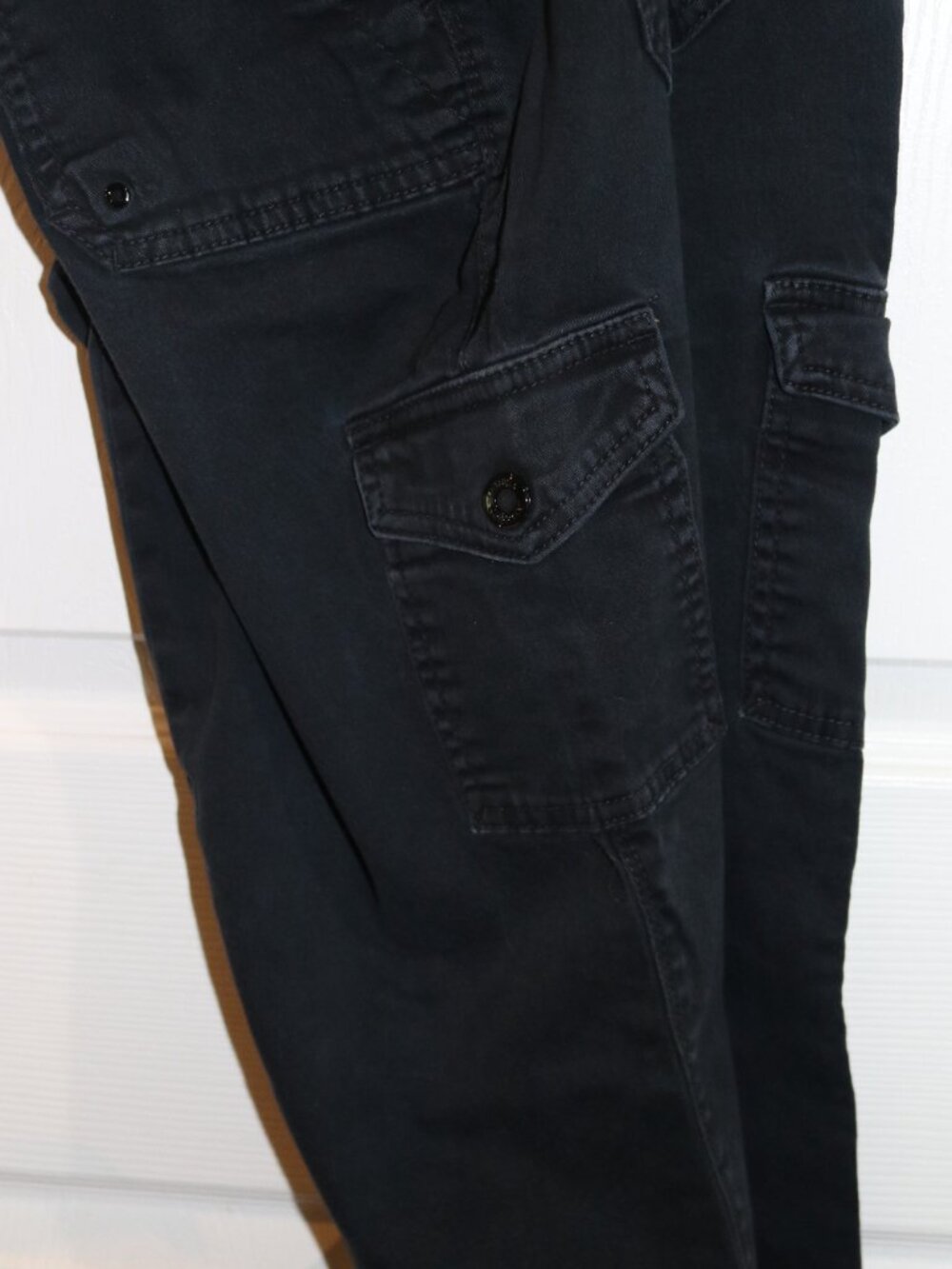 Women's Gloria Vanderbilt black Khaki Unlimited brushed twill cargo pants, 8.